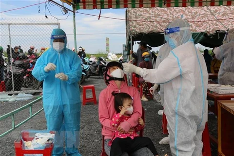 Тестируют на SARS-CoV-2 перед отправкой людей в концентрированную изоляцию в соответствии с правилами в Донгтхапе. (Фото: Тьыонг Дай /ВИА)