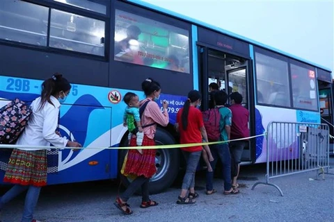 Автобус доставляет вернувщихся рабочих из южных провинций в родное место в провинции Фусуен. (Фото: Фам Киен/ВИА)
