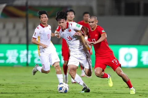 За мяч борются футболисты Вьетнама (в белом) и Китая. (Фото: AFC)