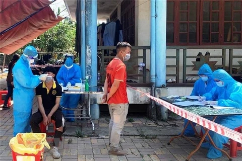 В провинции Каобанг тестируют людей, вернувщихся из южной провинции Биньзыонг. (Фото: ВИА)