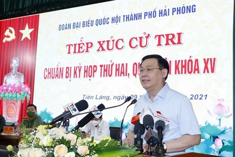 Председатель Национального собрания Выонг Динь Хюэ во время встречи с избирателями в Хайфоне. (Фото: ВИА)