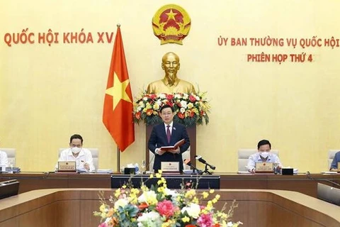  Председатель НС Выонг Динь Хюэ выступает на открытии 4-й сессии постоянного комитета НС. (Фото: ВИА) 