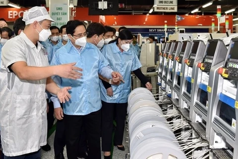 Премьер-министр Фам Минь Тьинь посещает производственную линию Samsung Electronics Vietnam Thai Nguyen Co., Ltd. (Фото: ВИА)