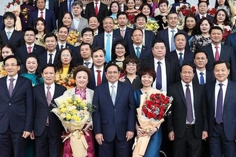 Премьер-министр Фам Минь Тьинь (в центе в первом ряду) позирует фотографу вместе с предпринимателями (Фото: ВИА)
