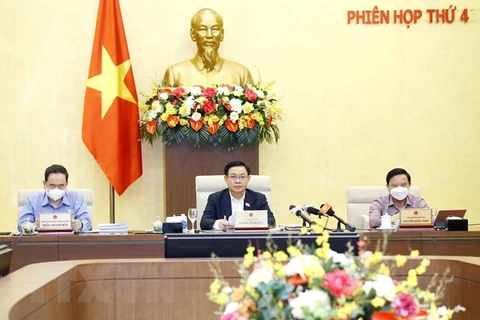 Председатель Национального собрания Выонг Динь Хюэ председательствует на заседании постоянного комитета НС, посвященное отчетам правительства и плану экономической реструктуризации на 2021-2025 годы. (Фото: ВИA) 