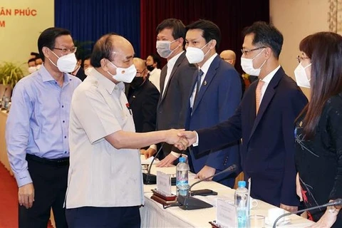 Президент государства Нгуен Суан Фук с делегатами на встрече. (Фото: ВИА)