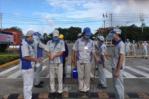 Компания CSB Vietnam Battery в Индустриальном парке Ньончать 1 в Донгнае производит дезинфицирующее средство для рук для рабочих (фото :ВИА)