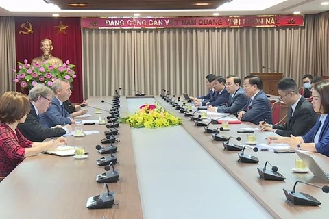 Встреча секретаря Ханойского парткома Динь Тьен Зунг и посла Великобритании Гарета Уорда 14 октября (Источник: ВИА)
