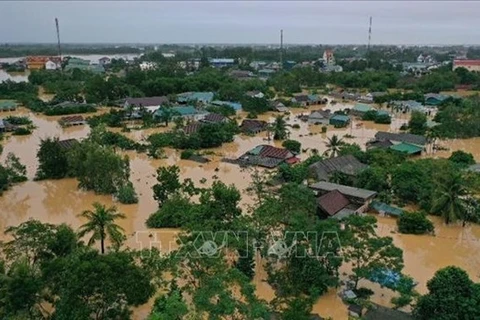 Центральный Вьетнам затопило наводнение (Фото: VNA) 