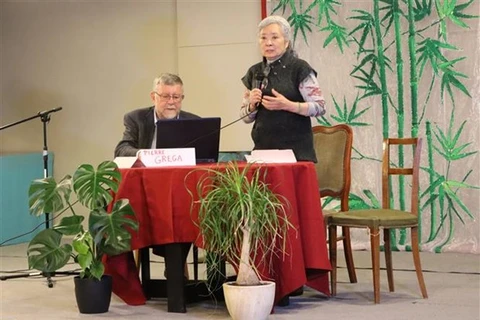 Чан То Нга (справа), француженка вьетнамского происхождения и жертва АО, выступает на мероприятии (Фото: ВИА)