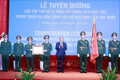 Президент Нгуен Суан Фук наградил Департамент по поддержанию мира Вьетнама орденом защиты Отечества второй степени. (Фото: Тхонг Нят/ВИА)