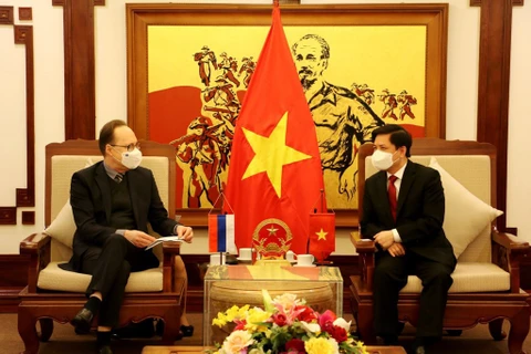 Министр транспорта Нгуен Ван Тхе пожелал, чтобы сотрудничество с Россией в области транспорта достигло более практических результатов. (Фото: ВИА)