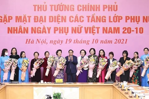Премьер-министр Фам Минь Тьинь подарил цветы заслуженным представителям женщин по случаю Дня вьетнамских женщин. (Фото: Зыонг Жанг/ВИА)