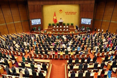 2-я сессия Национального собрания 15-го созыва началась с церемонии поднятия национального флага. (Фото: ВИА)