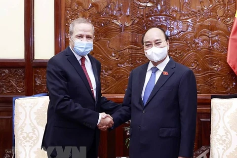 Президент Нгуен Суан Фук принял посла Алжира Мохамеда Берра, который пришел попрощаться в связи с окончанием его срока работы во Вьетнаме. (Фото: ВИА)