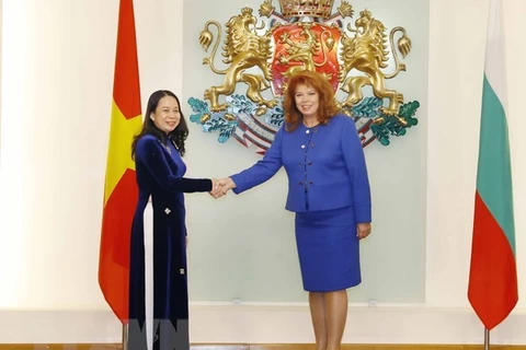 Вице-президент Во Тхи Ань Суан (слева) и ее болгарская коллега Илиана Иотова (Фото: Фыонг Хоа/ВИА)