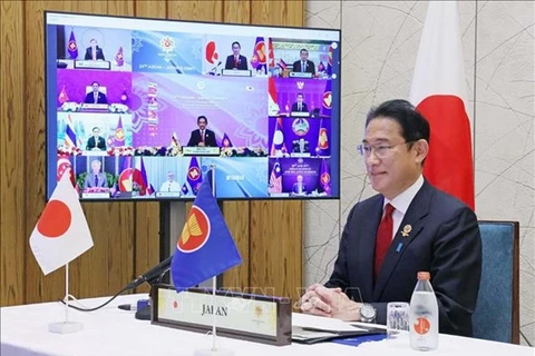 Премьер-министр Японии Кисида Фумио принимает участие в саммите АСЕАН-Япония, проводимом в режиме видеоконференции (Фото: AFP / ВИА) 