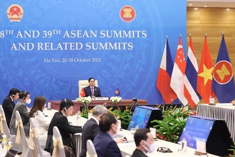 Премьер-министр Фам Минь Тьинь присоединился к другим лидерам АСЕАН 28 октября на церемонии закрытия 38-го и 39-го саммитов АСЕАН и связанных с ними мероприятий. (Фото: ВИА) 