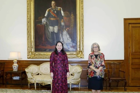 Вице-президент Во Тхи Ань Суан (слева) на встрече с вице-президентом парламента Португалии Эдите Эстрела (Фото: ВИА)