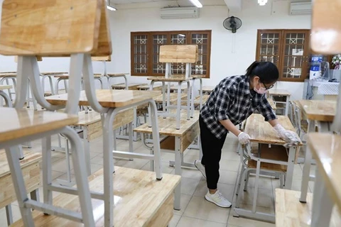 Дезинфицируют помещения в школах в подготовке к посещению школьников. (Фото: ВИА)