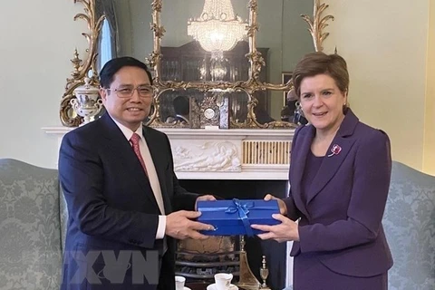 Первый министр Шотландии Никола Стерджен (справа) вручает подарок премьер-министру Фам Минь Тьиню на встрече 31 октября (Фото: ВИA)