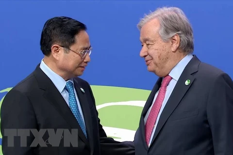 Генеральный секретарь Организации Объединенных Наций Антониу Гутерриш приветствует премьер-министра Фам Минь Тьиня на конференции COP26. (Фото: ВИА)