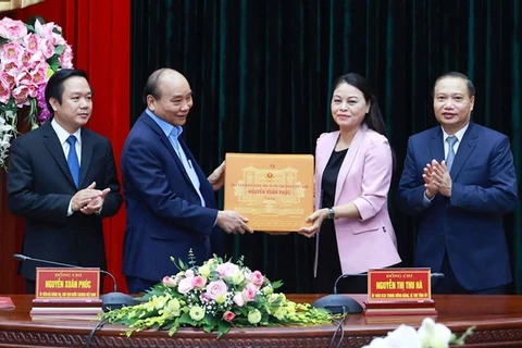 Президент Нгуен Суан Фук (второй слева) преподнес подарок руководителям Ниньбинь 2 ноября (Фото: ВИА)