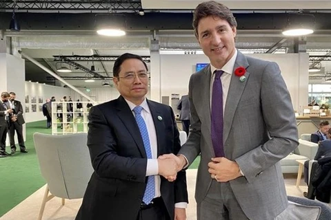 Премьер-министр Фам Минь Тьинь (слева) и его канадский коллега Джастин Трюдо (Фото: ВИА) 