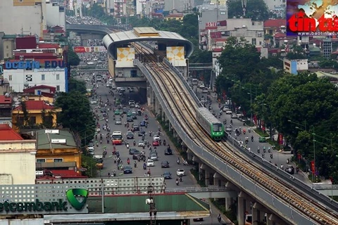 Поезд идет на участке линии метро Катлинь-Хадонг (Фото: ВИА) 