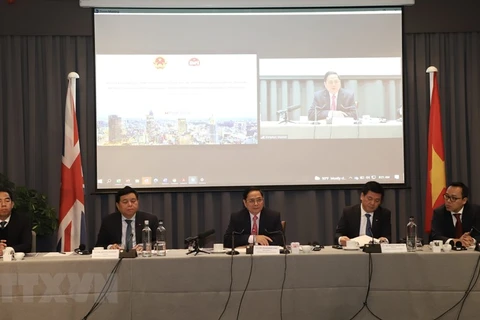 Премьер-министр Фам Минь Тьинь на встрече с представителями британского бизнеса. (Фото: Динь Тхы / ВИА)