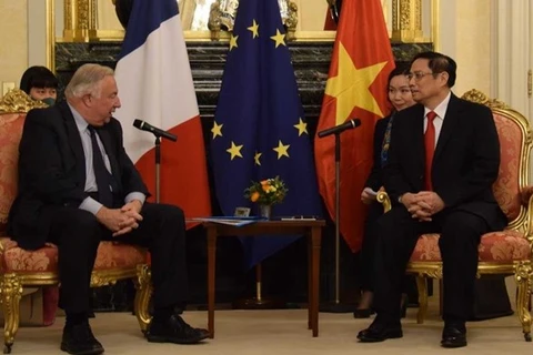Премьер-министр Вьетнама Фам Минь Тьинь (справа) и президент Сената Франции Жерар Ларше (Фото: VGP)