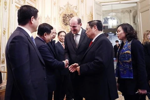 Премьер-министр Фам Минь Тьинь представил премьер-министру Франции Жану Кастексу официального члена вьетнамской делегации высокого уровня. (Фото: ВИА)