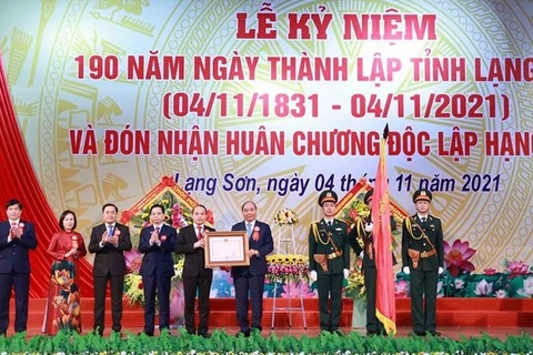 Президент штата Нгуен Суан Фук вручил Орден Независимости партийному комитету, правительству и представителям этнических групп в провинции Лангшон. (Фото: ВИА)