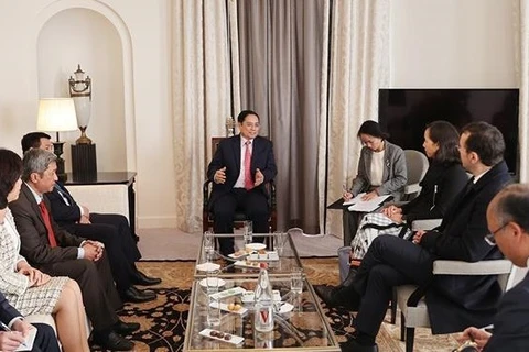Премьер-министр Фам Минь Тьинь принял директора COVAX Аурелию Нгуен. (Фото: ВИА)