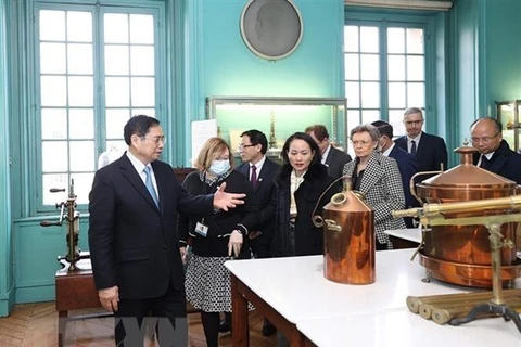 Премьер-министр Фам Минь Тьинь посещает Институт Пастера в Париже. (Фото: ВИА) 