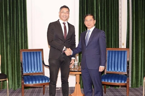 Министр иностранных дел Вьетнама Буй Тхань Сон (справа) принимает почетного консула Вьетнама в Швейцарии Филиппа Рослера. (Фото: МИД)