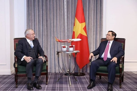 Премьер-министр Фам Минь Тьинь (справа) принимает Кристиана Шерера, коммерческого директора Airbus и главу международного отдела во время его официального визита во Францию 3-5 ноября. (Фото: ВИА)