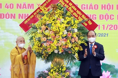 Президент Нгуен Суан Фук поздравляет буддистскую Сангху Вьетнама (Фото: ВИА) 