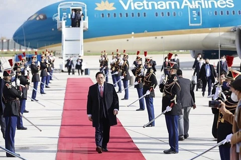 Премьер-министр Вьетнама Фам Минь Тьинь прибывает в аэропорт Орли в Париже (Источник: ВИA)