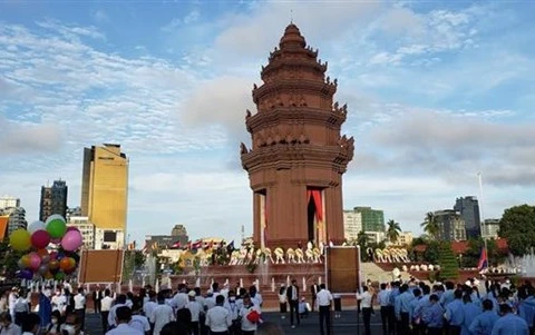 Церемония знаменует 68-ю годовщину независимости Камбоджи. (Фото: ВИА)