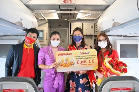Представитель туристического управления Таиланда (второй слева) поздравляет 10-миллионного пассажира специального рейса Thai Vietjet (Фото: Vietjet)