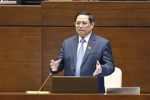 Премьер-министр Фам Минь Тьинь выступает на сессии вопросов и ответов в Национальном собрании. (Фото: ВИА) 