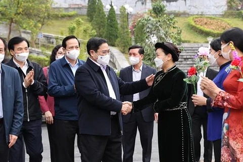 Премьер-министр Фам Минь Тьинь с представителями этнических меньшинств в провинции Каобанг. (Фото: ВИА) 