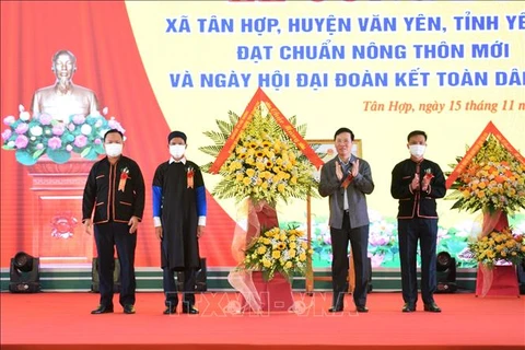 Товарищ Во Ван Тхыонг (второй справа) - член Политбюро, Постоянный член Секретариата ЦК КПВ, вручил цветы партийному комитету, правительству и представителям этнических групп в общине Танхоп. (Фото: Туан Ань / ВИА)