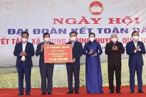 Председатель Национального собрания Выонг Динь Хюэ передал средства на строительство Дома солидарности в провинции Тхайнгуен. (Фото: ВИА)