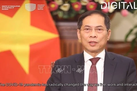 Министр иностранных дел Вьетнама Буй Тхань Шон выступает с речью на Международной конференции по цифровой дипломатии (ICDD) 2021, проводимой онлайн в Индонезии 16 ноября. (Фото: ВИА)