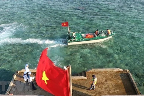 Военно-морские солдаты Вьетнама начинают патрулирование в водах рифа Датхи на архипелаге Чыонгша страны. (Фото: ВИА)