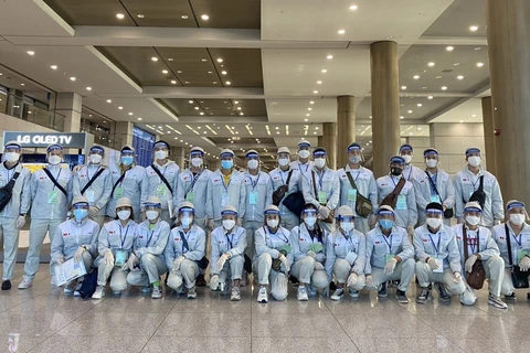Рабочие EPS на входе в аэропорт Инчхон (Корея). (Фото: ВИА)