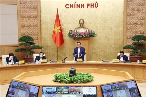 Премьер-министр Фам Минь Тьинь (стоит) ведет общенациональную телеконференцию 20 ноября (Фото: ВИA)