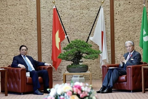 Премьер-министр Фам Минь Тьинь встречается с г-ном Фукуда Томиказу, губернатором провинции Тотиги. (Фото: ВИА)